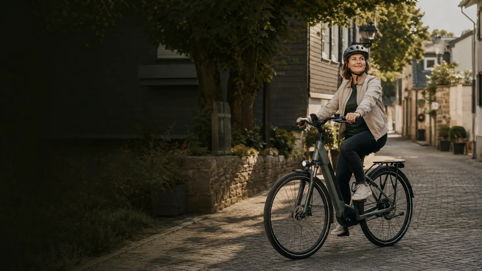 Komfortables City-E-Bike mit tiefem Einstieg in einer ruhigen Stadtstraße